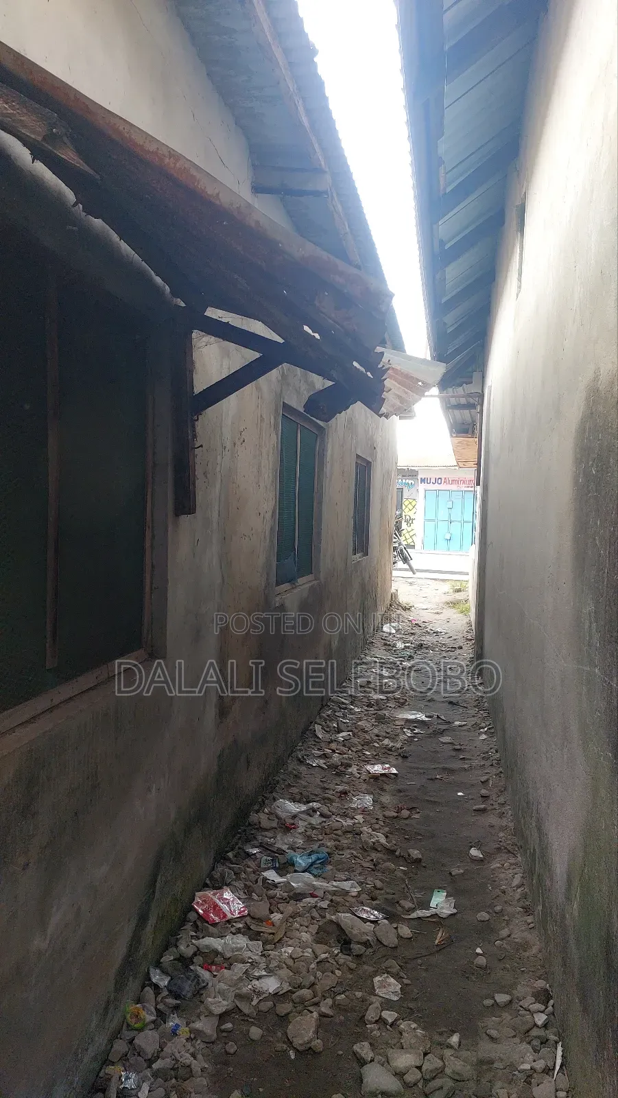 13bdrm Bungalow in Yombo Kwa Limboa for sale