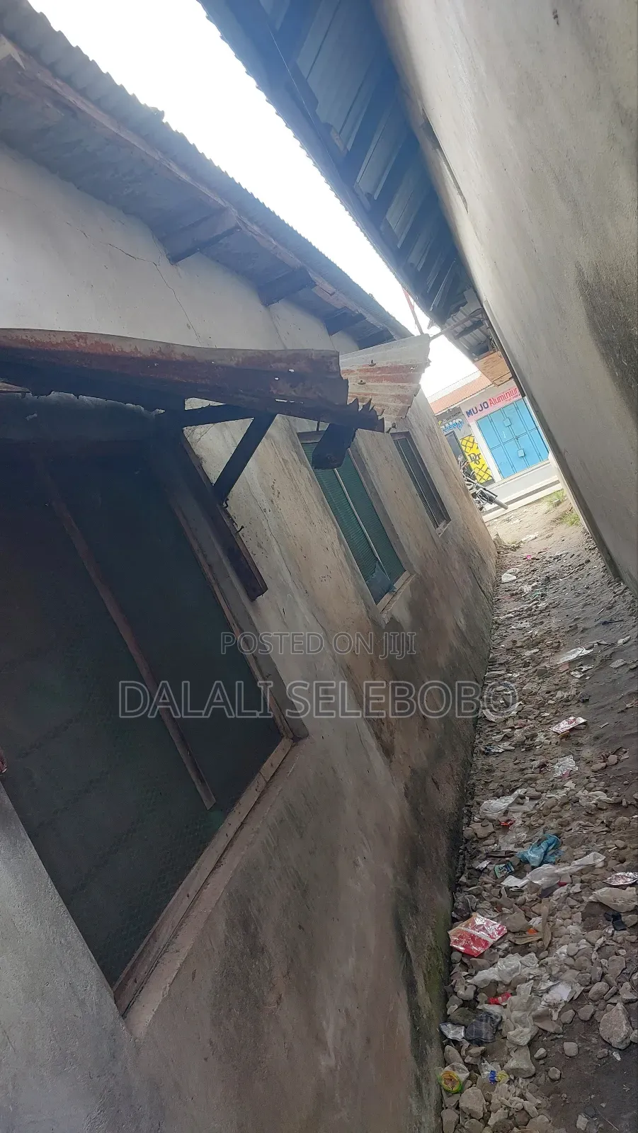 13bdrm Bungalow in Yombo Kwa Limboa for sale