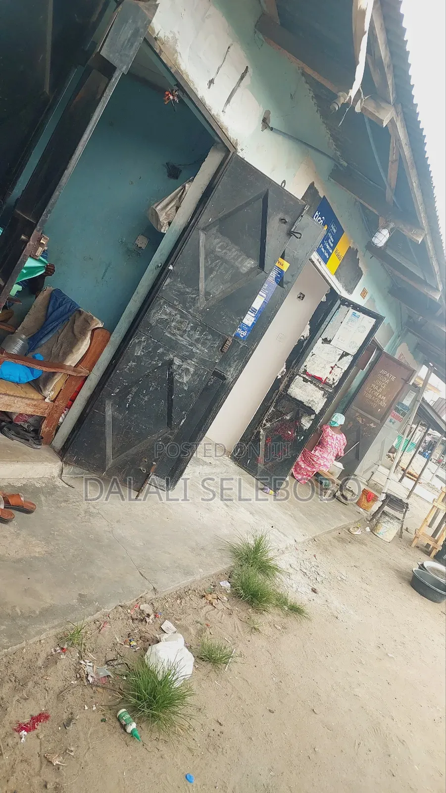 13bdrm Bungalow in Yombo Kwa Limboa for sale