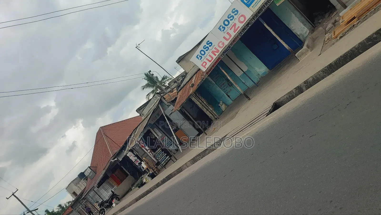 13bdrm Bungalow in Yombo Kwa Limboa for sale