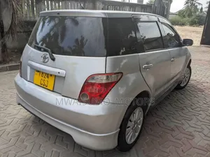 Toyota IST 2004 Silver