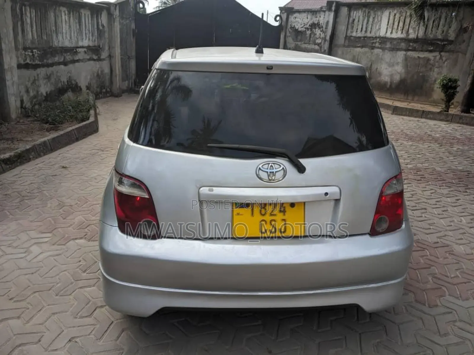 Toyota IST 2004 Silver