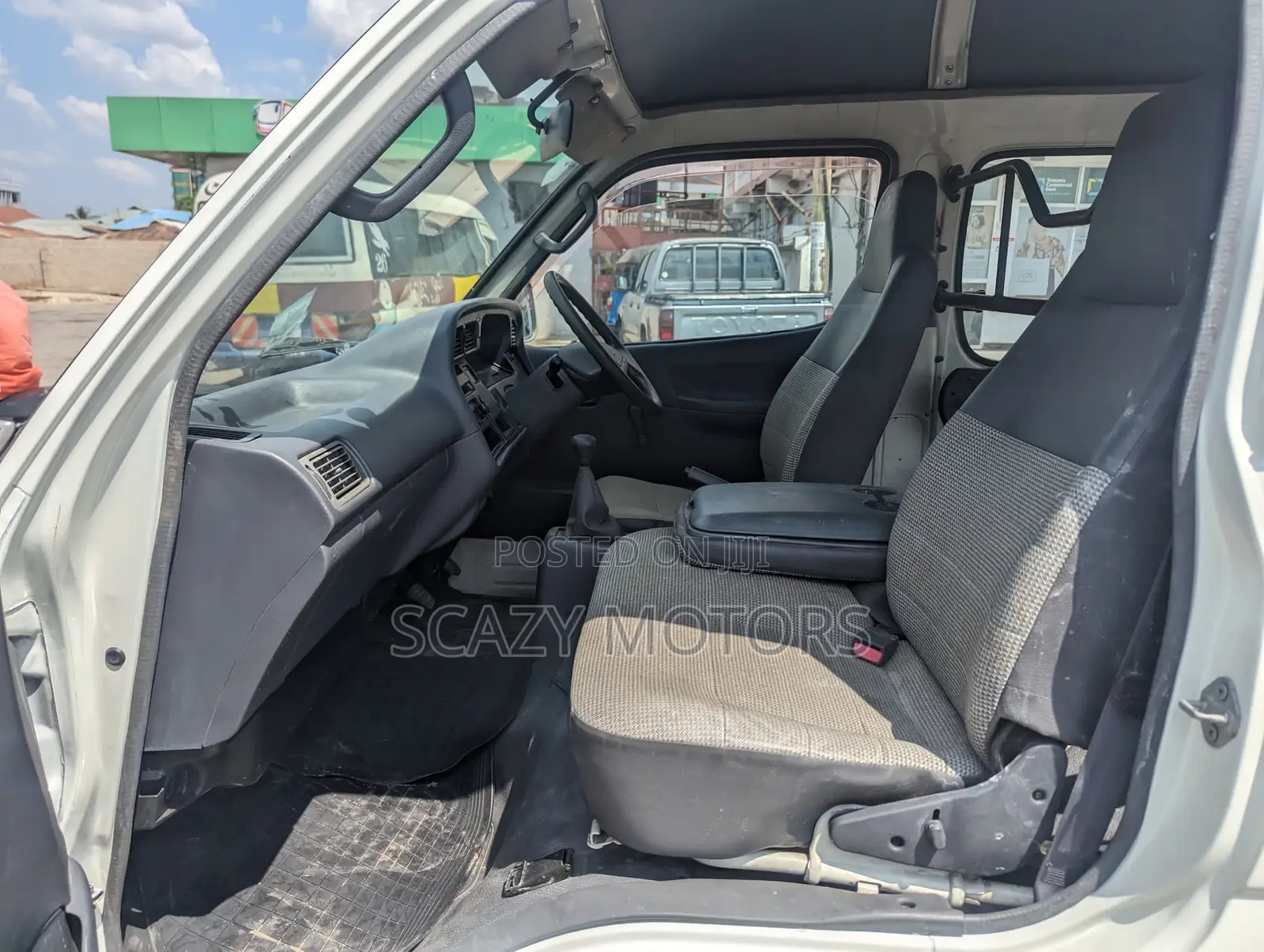 Toyota HiAce 2002 White