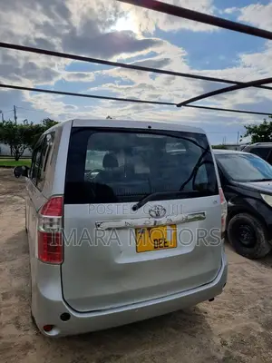 Toyota Noah 2010 Silver
