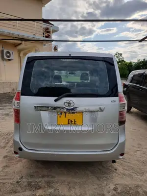 Toyota Noah 2010 Silver