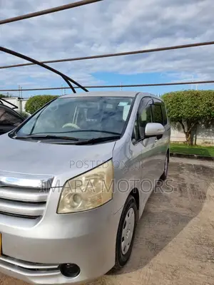 Toyota Noah 2010 Silver