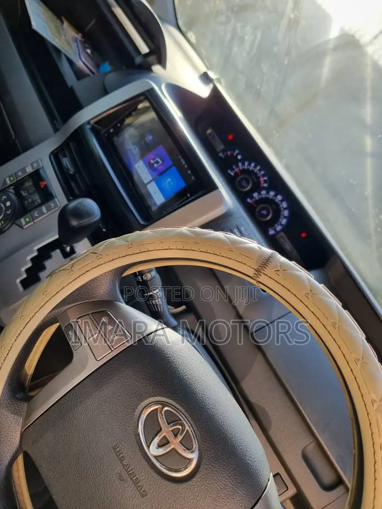 Toyota Noah 2010 Silver