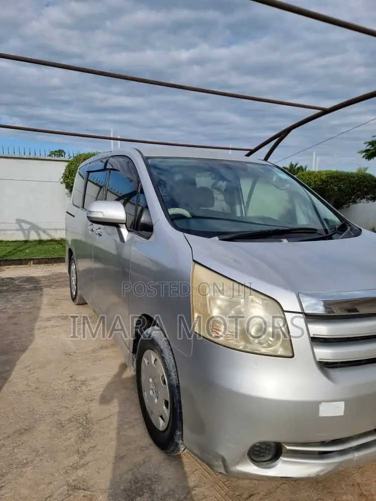 Toyota Noah 2010 Silver