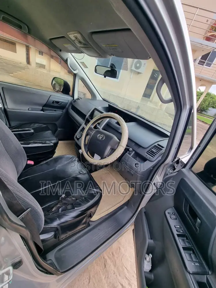 Toyota Noah 2010 Silver