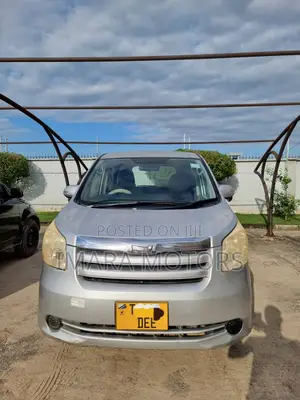 Toyota Noah 2010 Silver