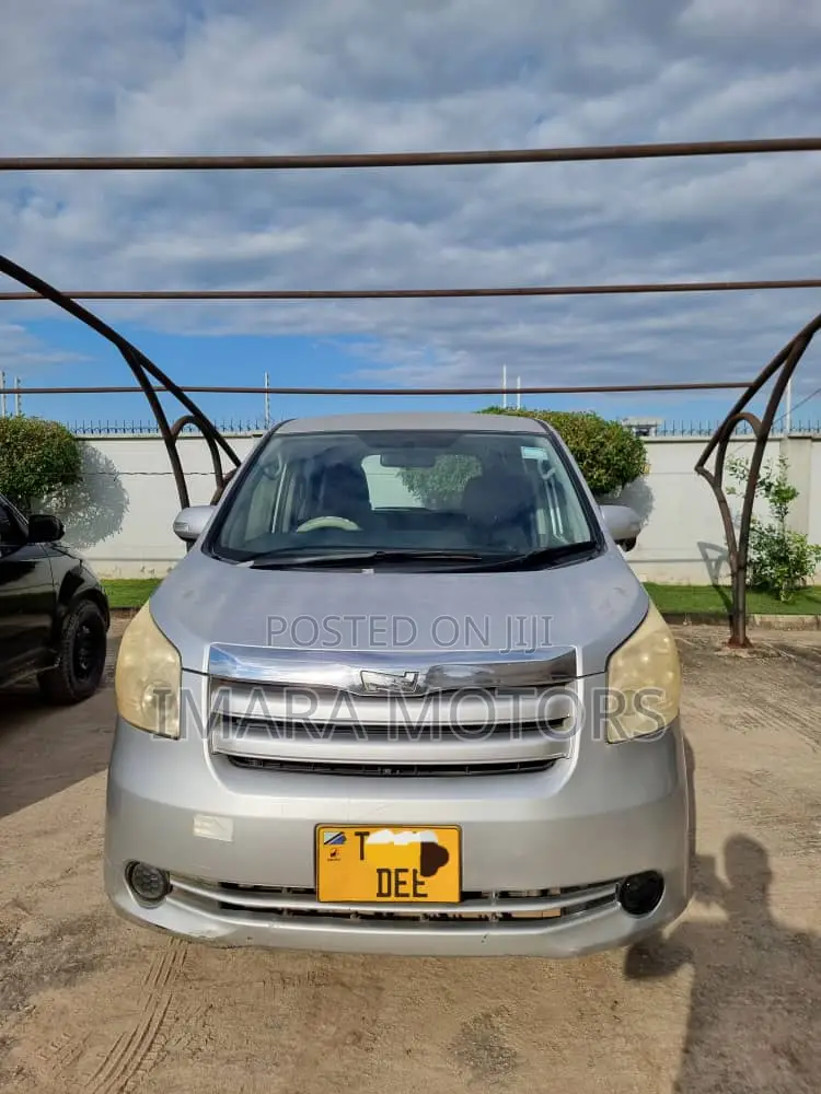 Toyota Noah 2010 Silver