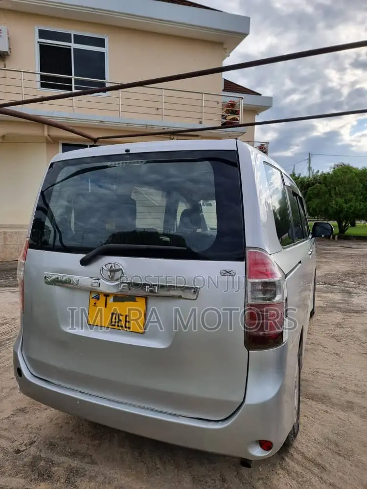 Toyota Noah 2010 Silver