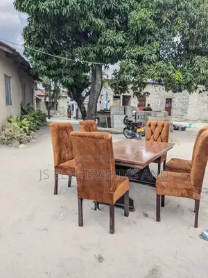Dining Table Pamoja Na Viti Vyake Sita Kwa Bei Ya Kitonga