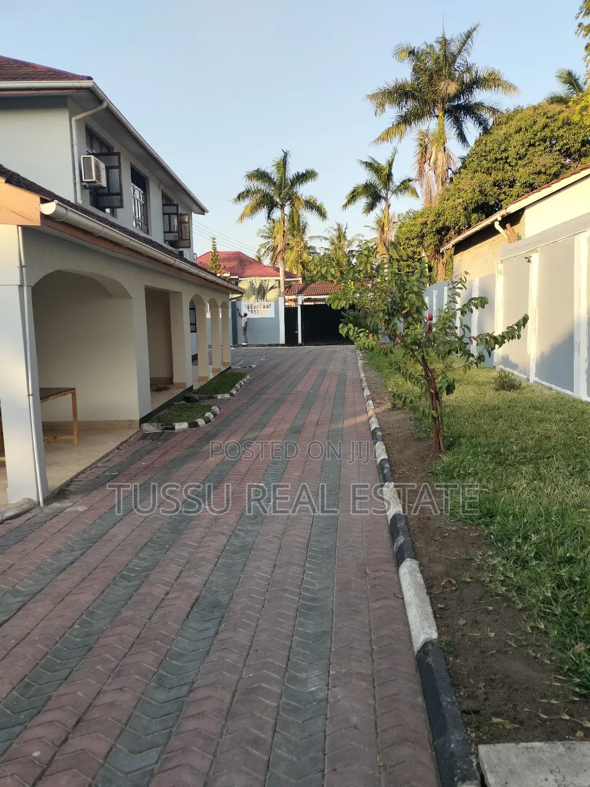 Furnished 5bdrm House in Mbezibeach Jangwani, Kinondoni for rent