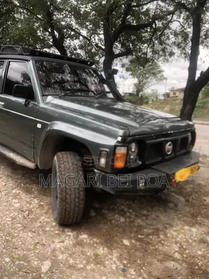 Nissan UA-QG 2000 Gray