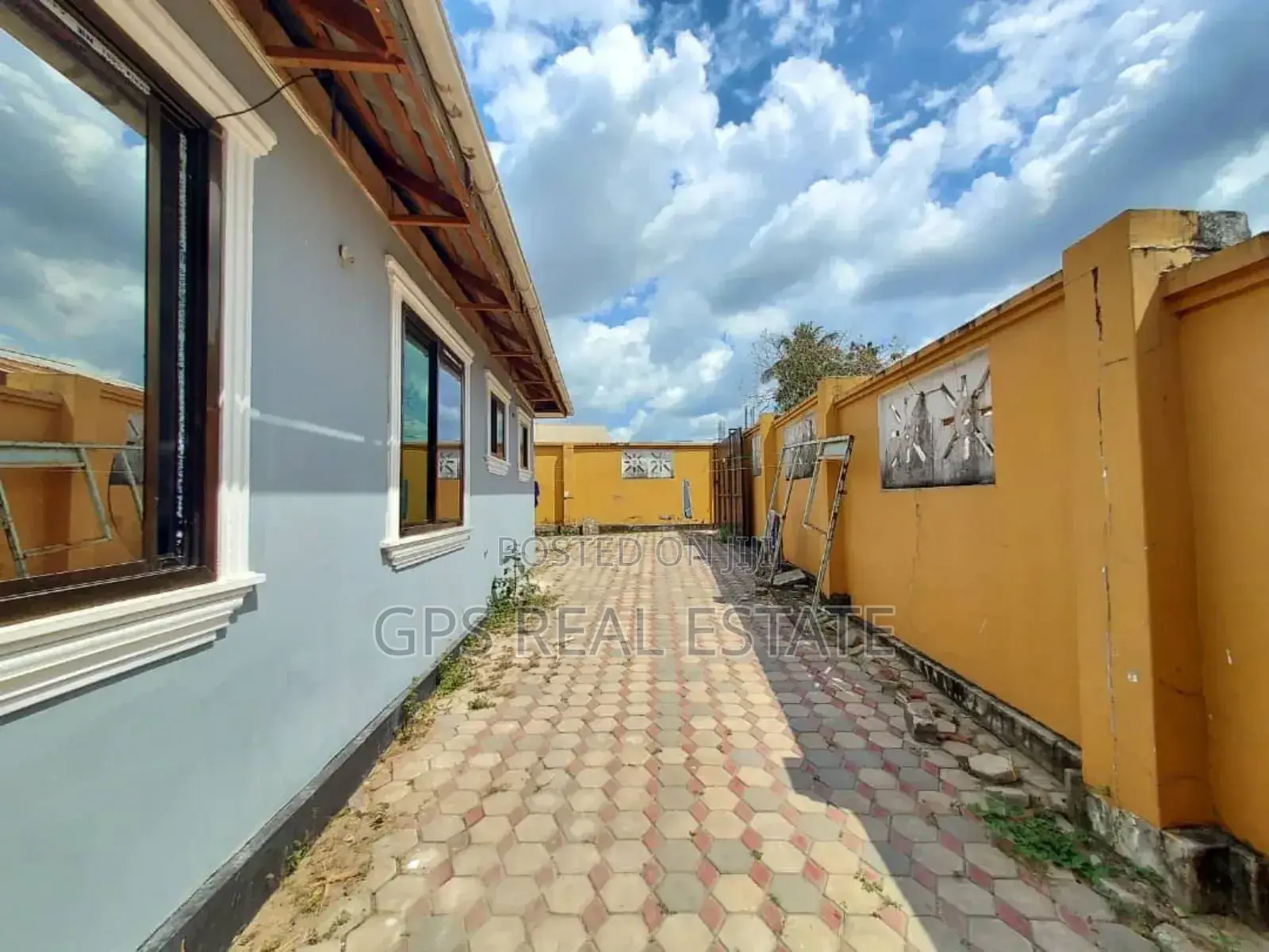 8bdrm House in Kimara Korogwe, Kinondoni for sale