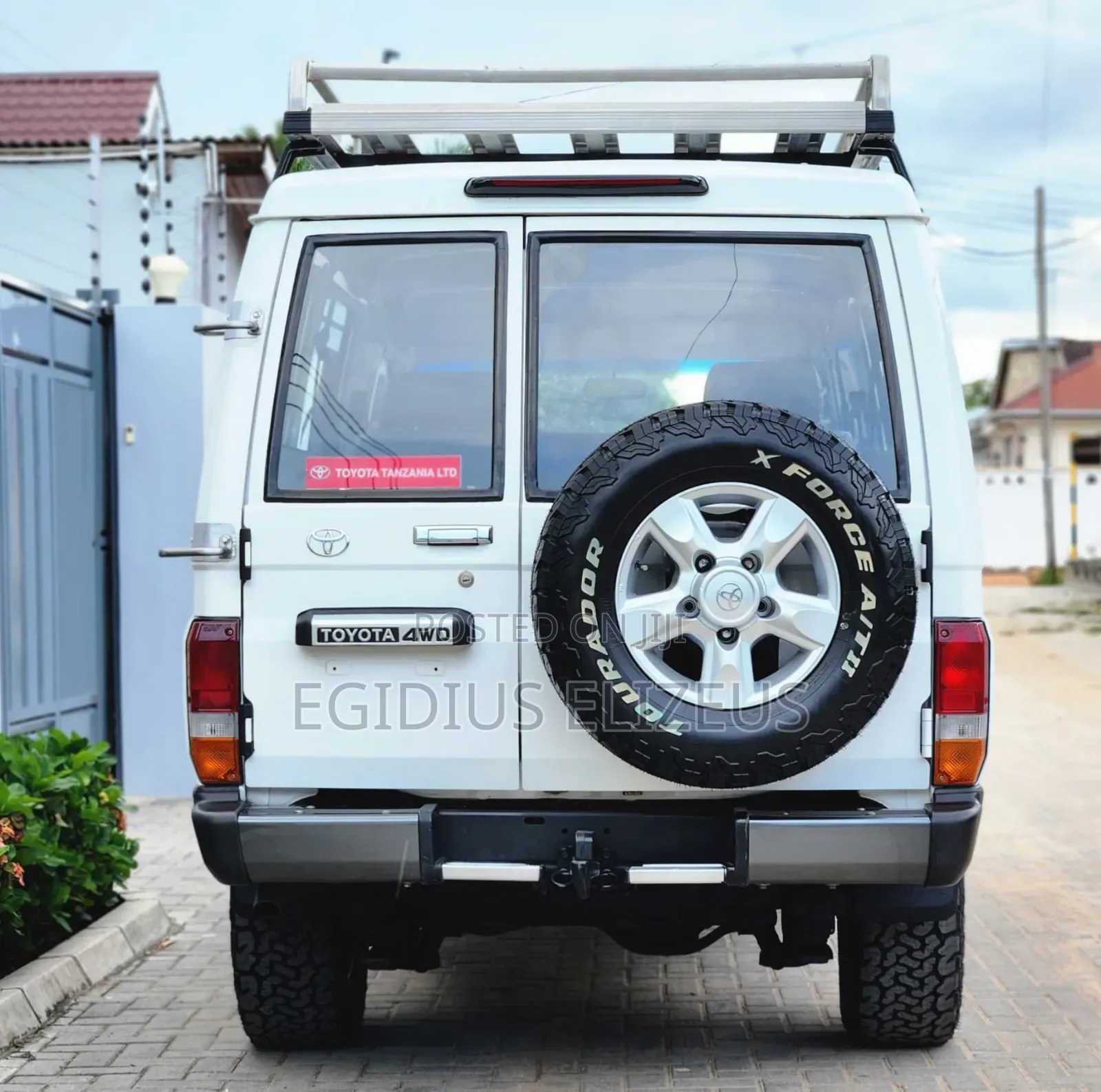 Toyota Land Cruiser 2010 White