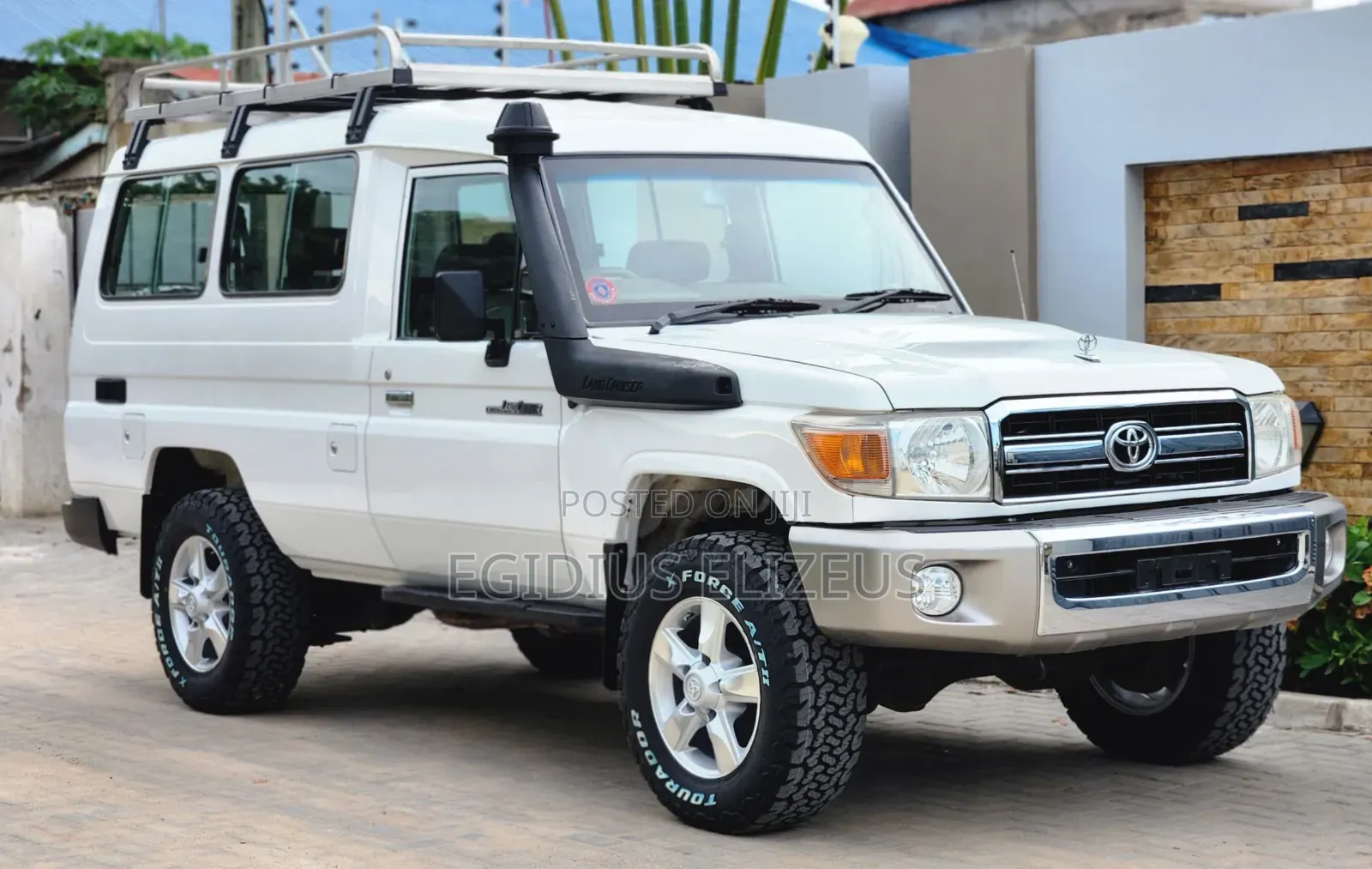 Toyota Land Cruiser 2010 White