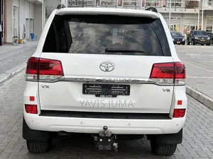 Toyota Land Cruiser 2017 White