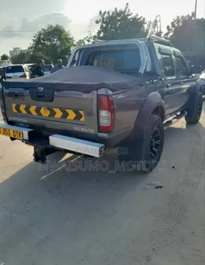 Nissan Hardbody 2002 Gray