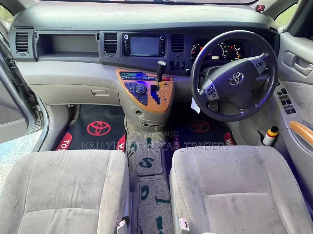 Toyota ISIS 2006 Silver