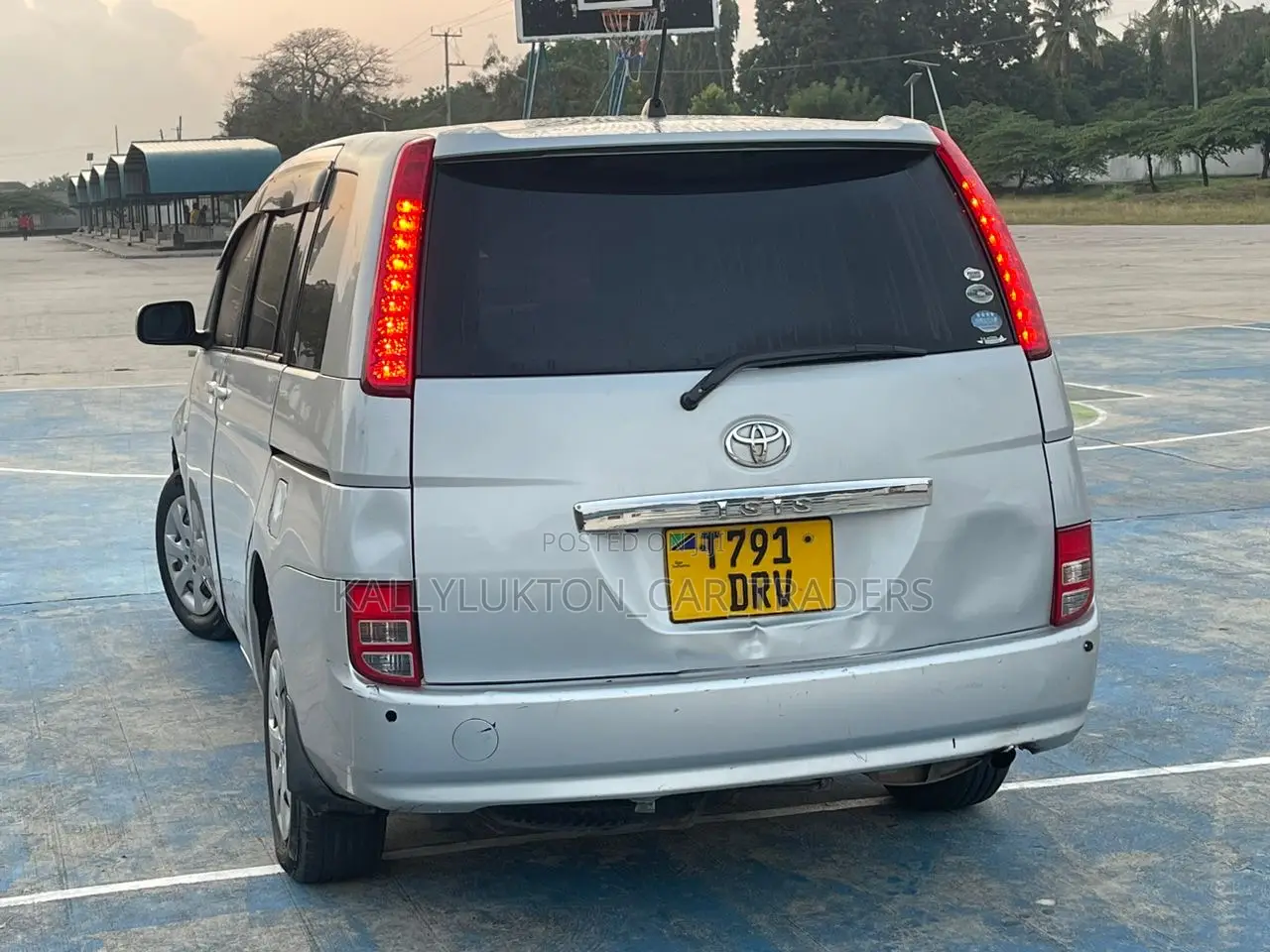 Toyota ISIS 2006 Silver