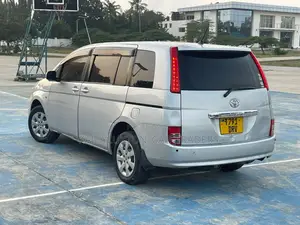 Toyota ISIS 2006 Silver