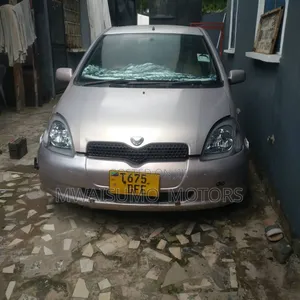 Toyota Vitz 2000 Pink