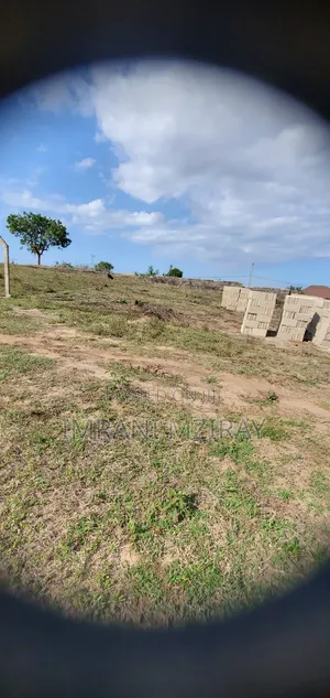 Viwanja Vinauzwa0 Ukubwa Tofaut Madale