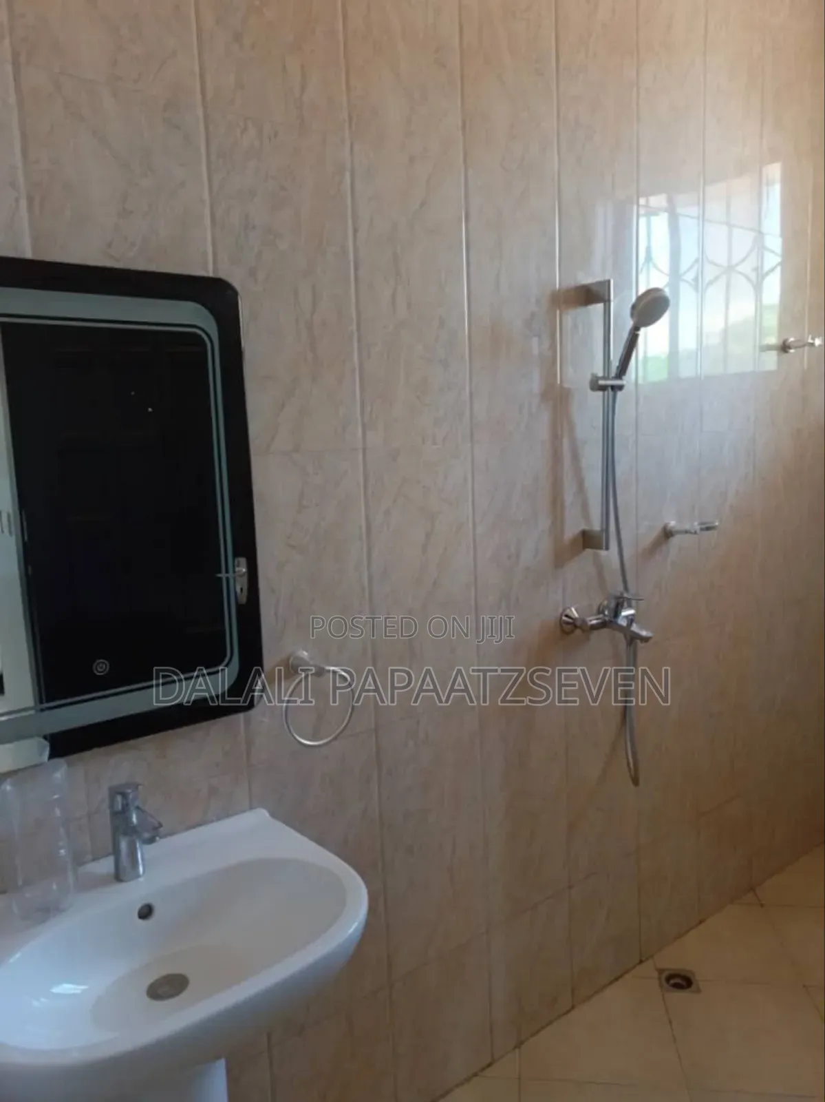 5bdrm House in Dalalipapaatzseven, Bunju for rent