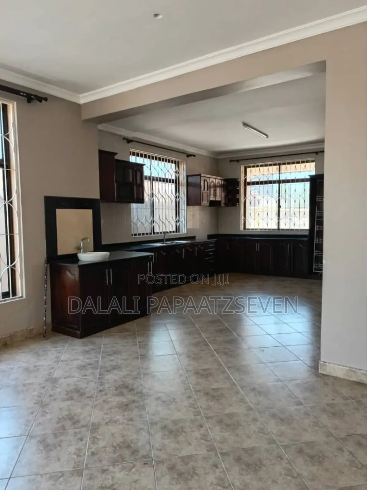 5bdrm House in Dalalipapaatzseven, Bunju for rent