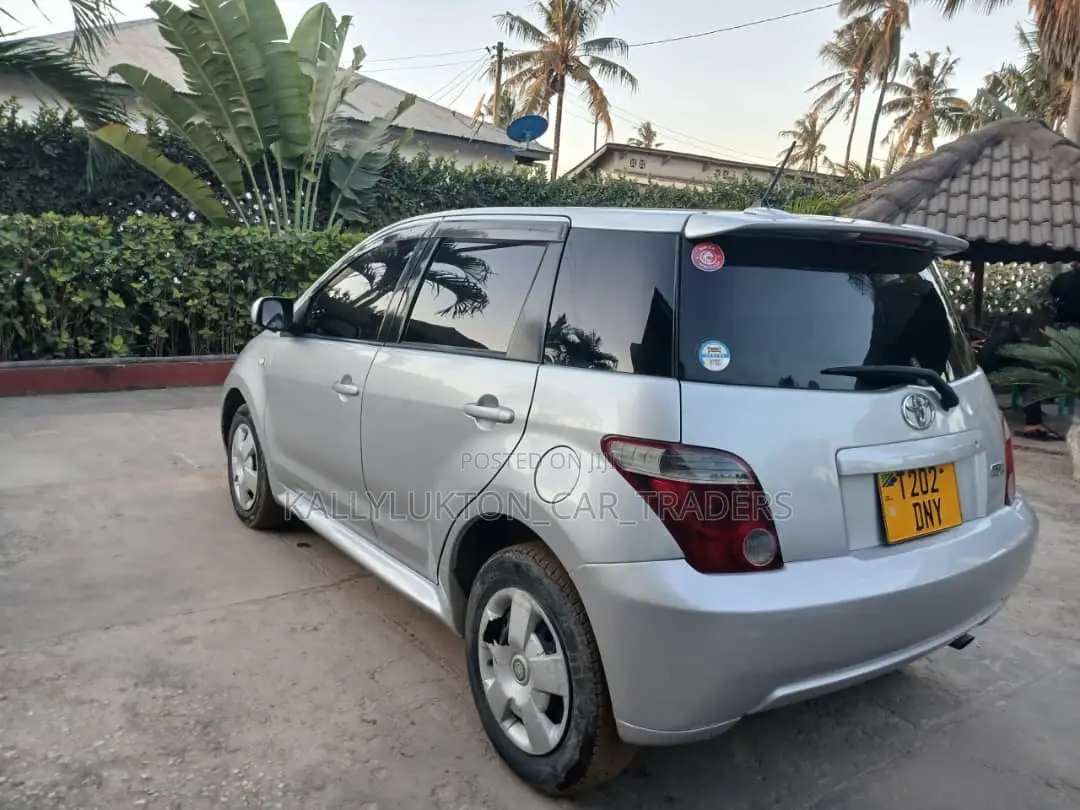 Toyota IST 2004 Silver