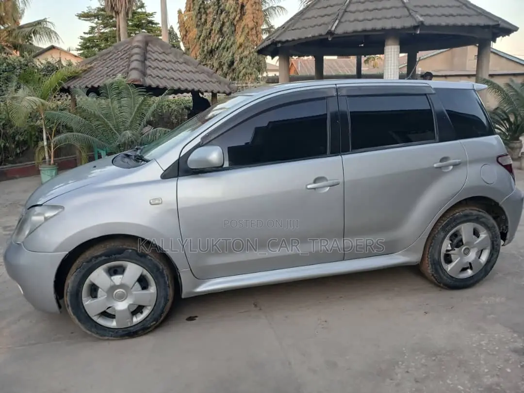 Toyota IST 2004 Silver