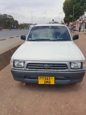 Toyota Hilux 2001 White