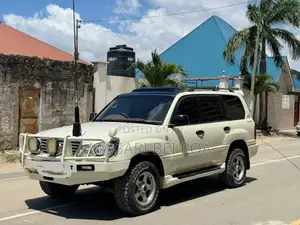 Toyota Land Cruiser 2001 White