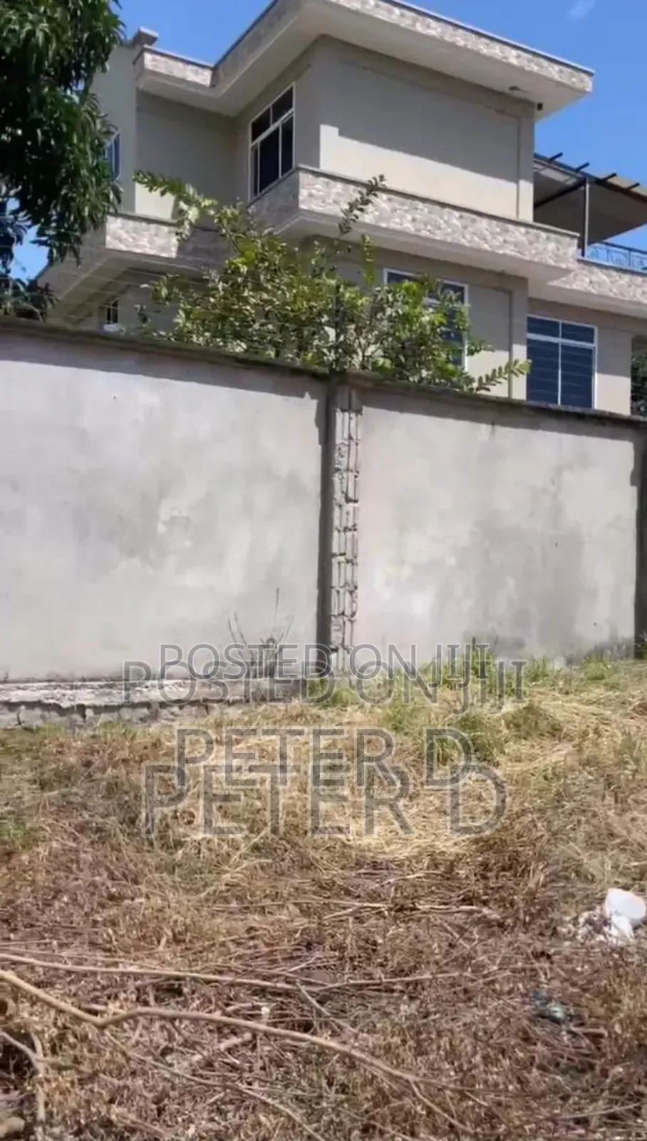 Kiwanja Chenye Fence Yake