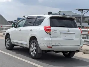 Toyota Vanguard 2010 White