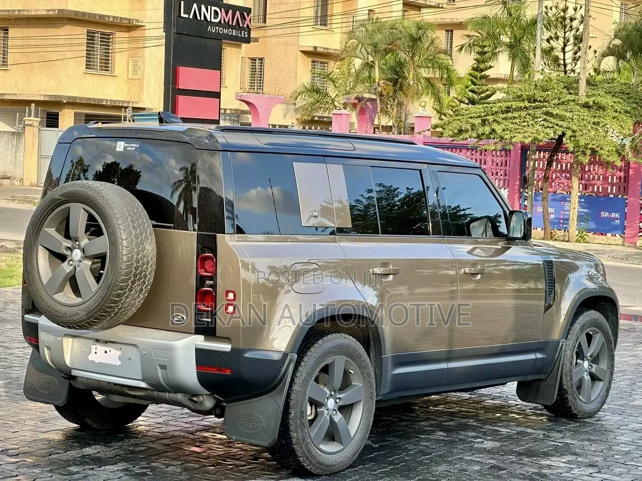 Land Rover Defender SE 2022 Gold