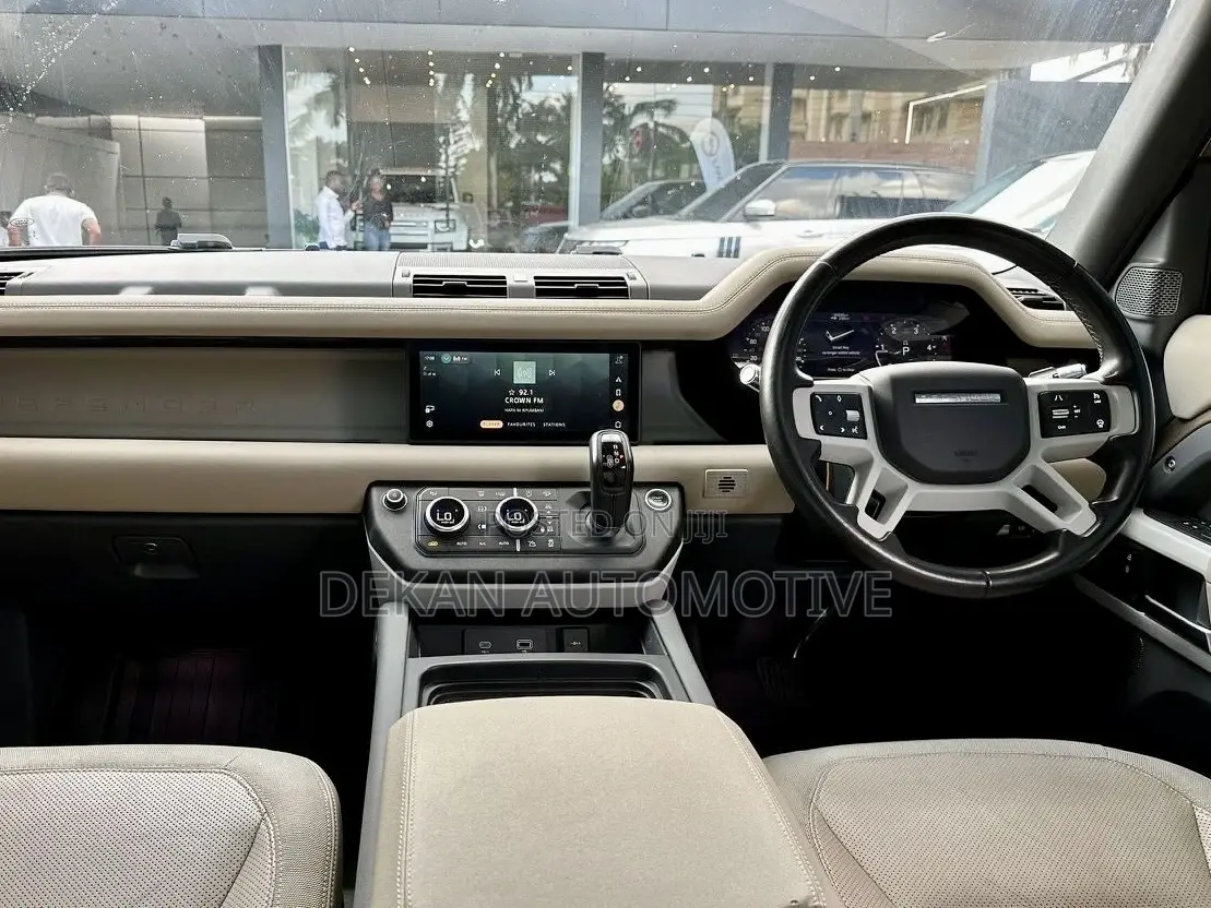 Land Rover Defender SE 2022 Gold