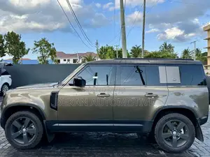 Land Rover Defender SE 2022 Gold
