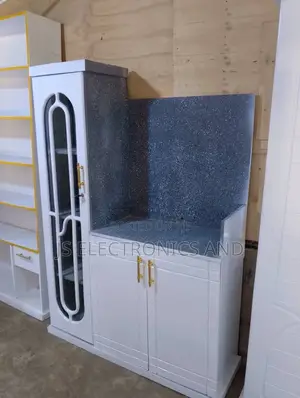 Kitchen Cabinets Ina Milango Miwili Na Kabati Pembeni