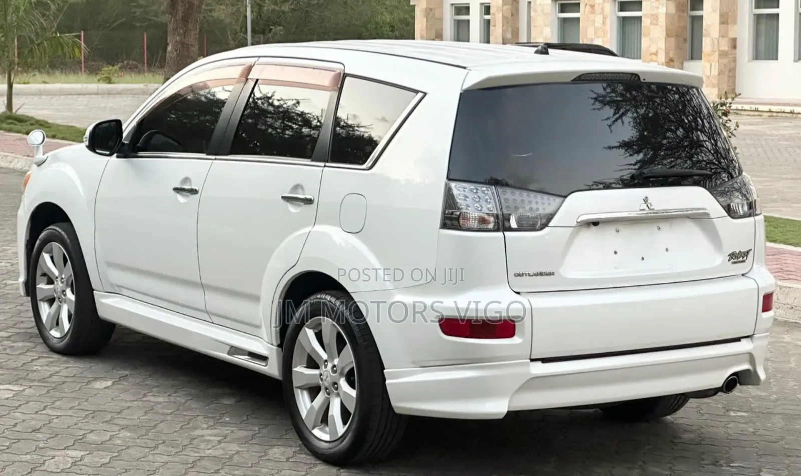 Mitsubishi Outlander 2011 White