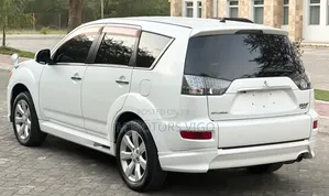 Mitsubishi Outlander 2011 White