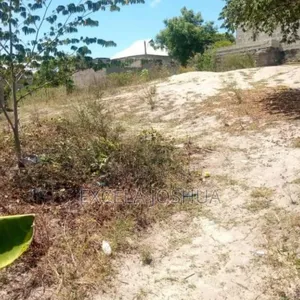 Kiwanja Cha SQM 625 Kina Msingi Kinauzea Na Bank Mabwepande