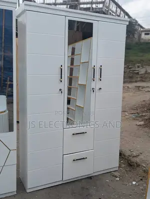 Makabati Milango Mitatu Ya Kisasa Kabisa Yana Nafasi Kubwa