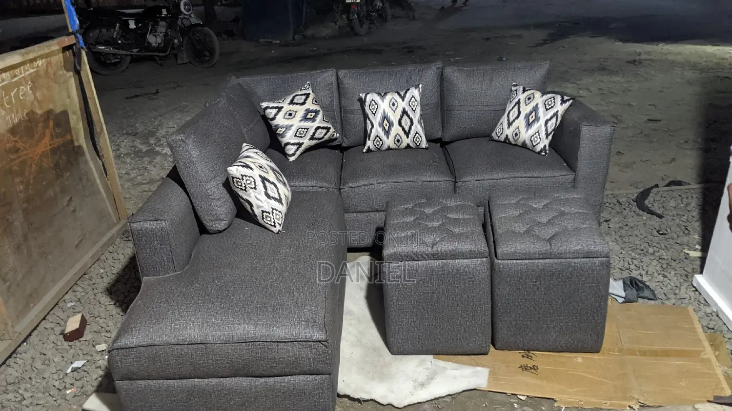 Sofa Set Na Stool Zake Mbili Rangi Ya Dark Grey