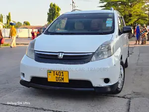 Toyota ISIS 2005 White
