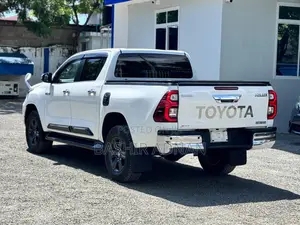 Toyota Hilux 2021 Off white