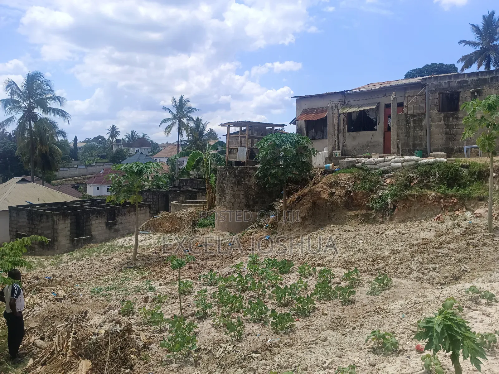 Kiwanja CHA SQM 1000 Kinauzwa Goba Njia Panda Ya Tegeta A
