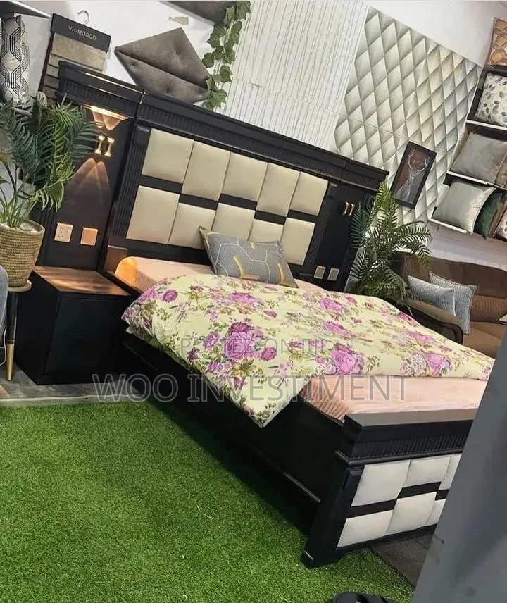 Vitanda Vya Mbao Ngumu Size 5//6 Na 6//6 Vinapatikana Classy